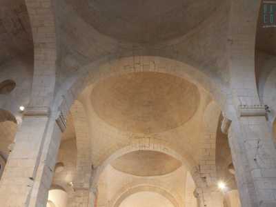 La costruzione � un ottimo esempio di architettura romanica e si contraddistingue per le tre cupole piramidali in asse del tetto che sormontano un interno a tre navate con copertura a mezza botte (foto di Maria Bruno)